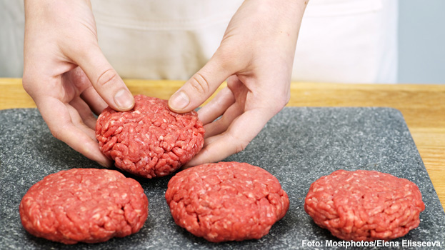 Hamburgare måste genomstekas och genomgrillas så att bakterierna inte orsakar matförgiftning.