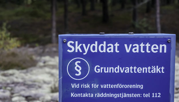 Bilden visar en skyld som berättar att man befinner sig vid ett vattenskyddsområde.