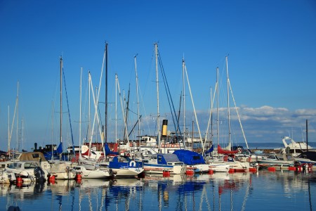 Bilden visar en båthamn